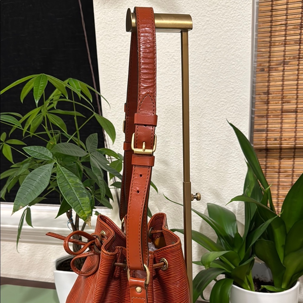 Louis Vuitton Epi Leather Noe MM in Kenyan Fauve - Picture 5 of 15